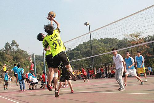 排球比赛中,对方发球或打过来的球出界,我方队