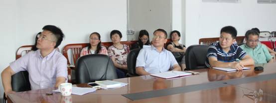 中文学院教工党员在认真听讲.JPG