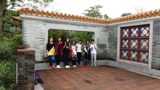 云朗风清天气好,游园吟诗中文行