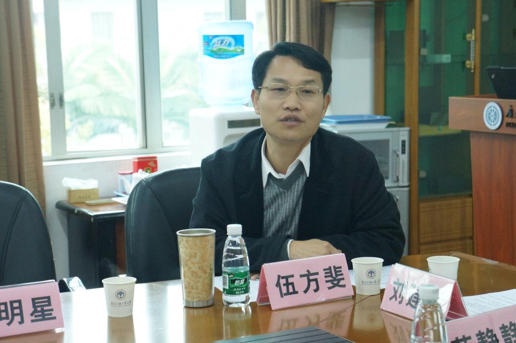 伍方斐介绍学院情况