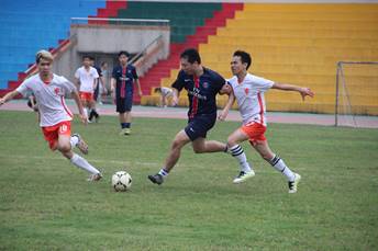 中文足球队员夹攻对手