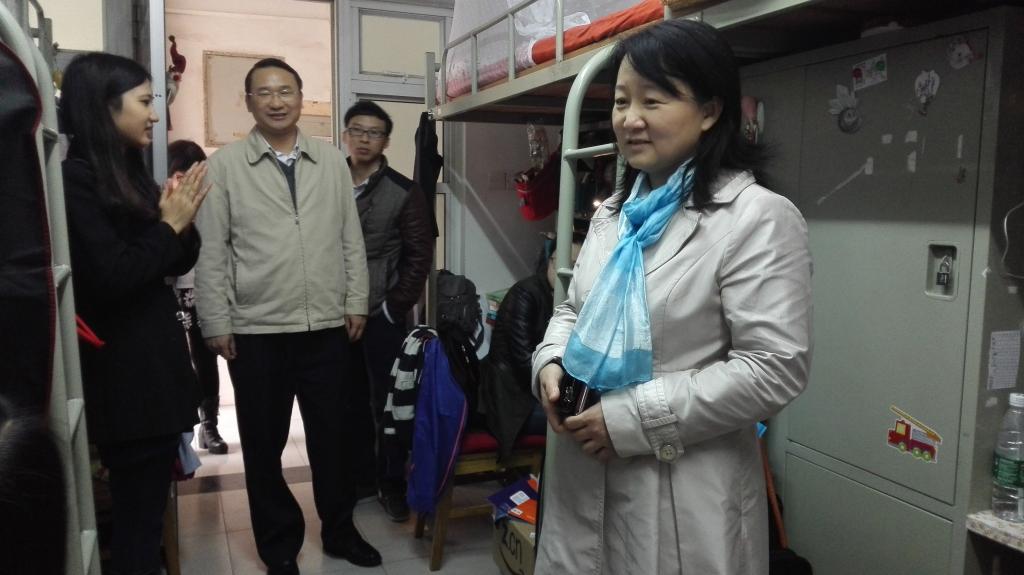 院领导与学生亲切交谈