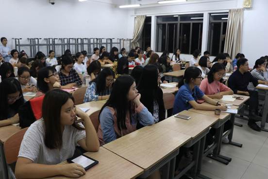 10.18 同学们认真听讲