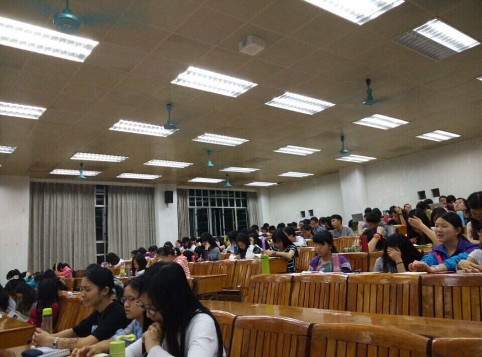 商英学院同学正在认真听讲